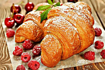 Круасаны с малиной и вишней